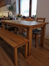 Masivní jídelní stůl s lavicí